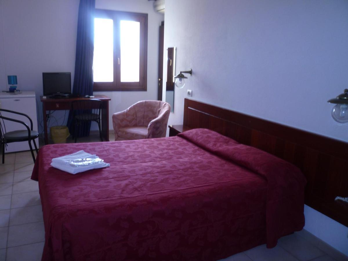 Hotel L'Ancora Санта Тереза Галура Екстериор снимка
