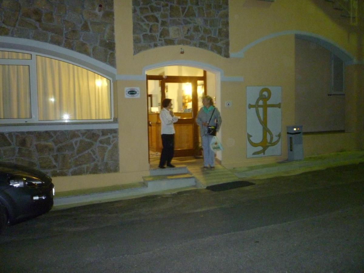 Hotel L'Ancora Санта Тереза Галура Екстериор снимка