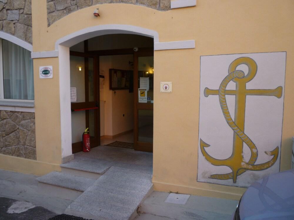 Hotel L'Ancora Санта Тереза Галура Екстериор снимка