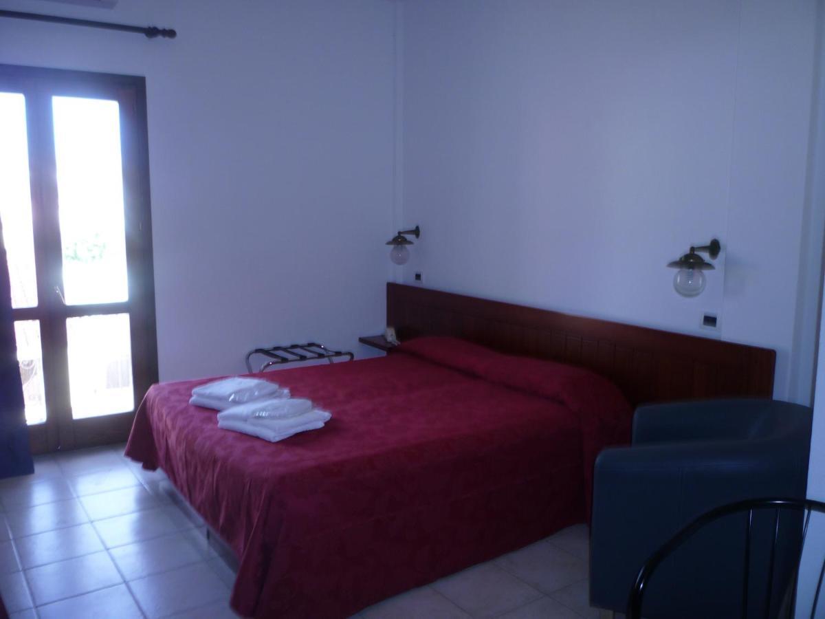 Hotel L'Ancora Санта Тереза Галура Екстериор снимка
