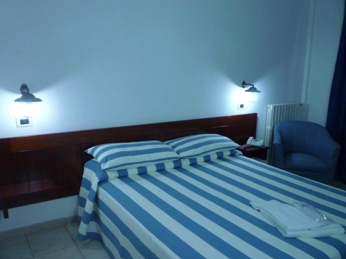 Hotel L'Ancora Санта Тереза Галура Екстериор снимка