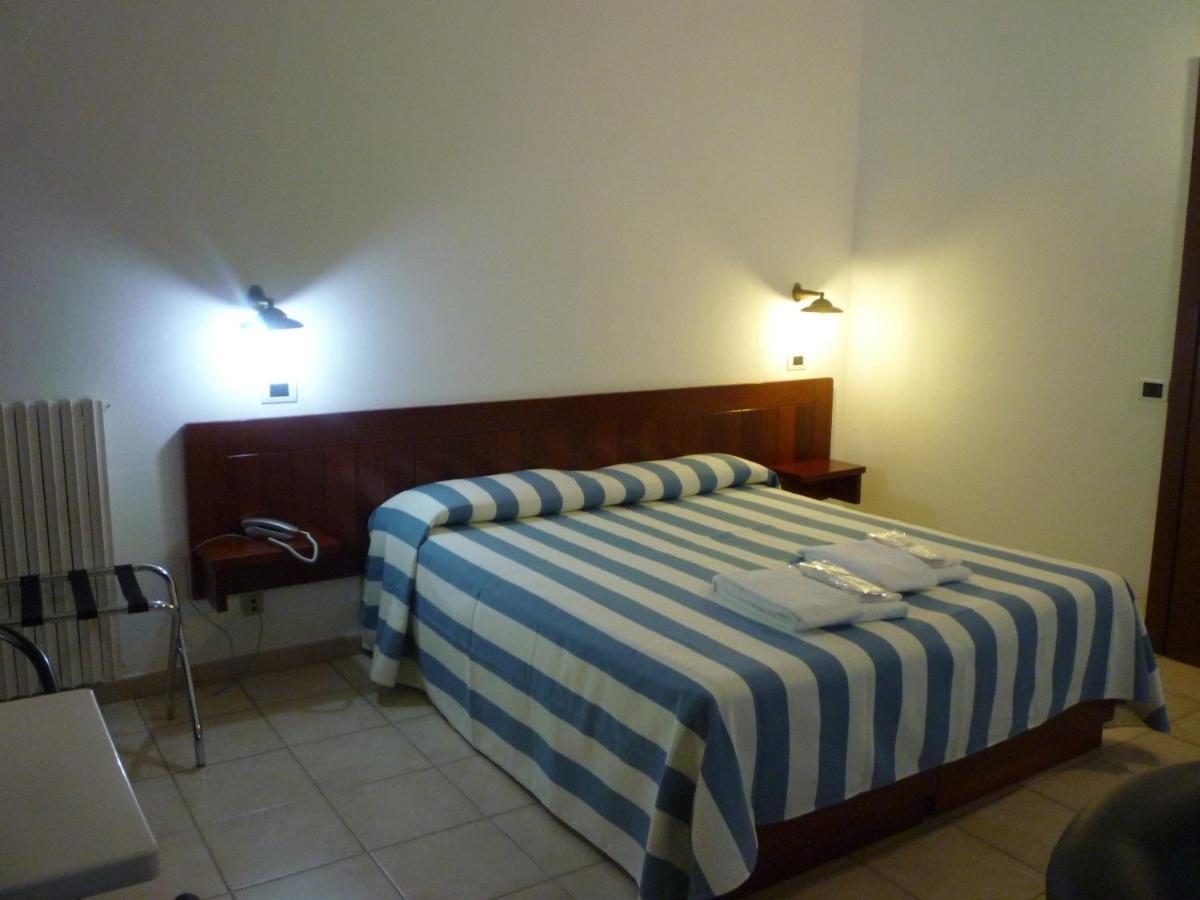 Hotel L'Ancora Санта Тереза Галура Екстериор снимка