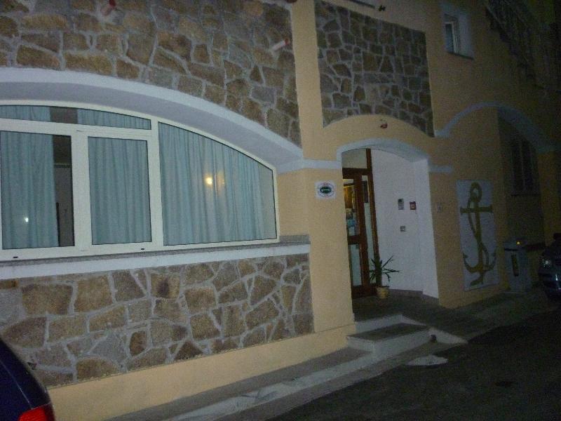 Hotel L'Ancora Санта Тереза Галура Екстериор снимка