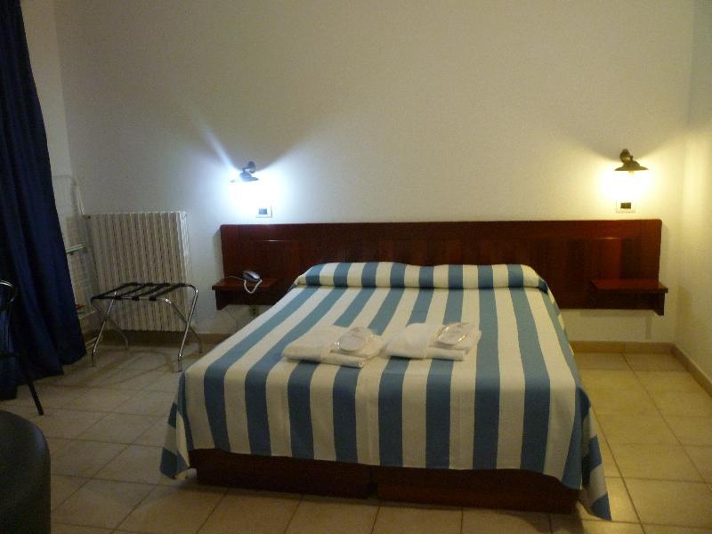 Hotel L'Ancora Санта Тереза Галура Екстериор снимка