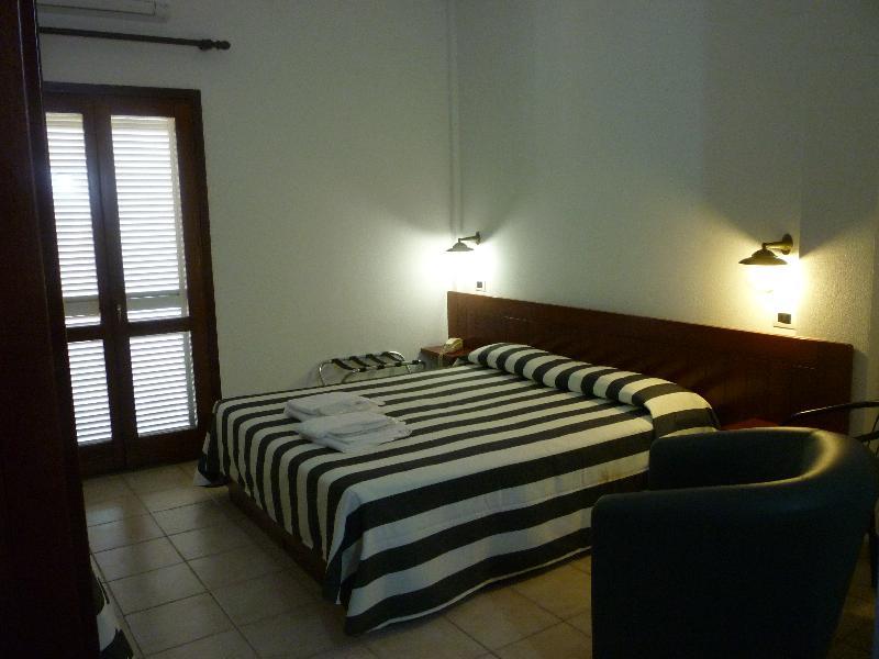 Hotel L'Ancora Санта Тереза Галура Екстериор снимка