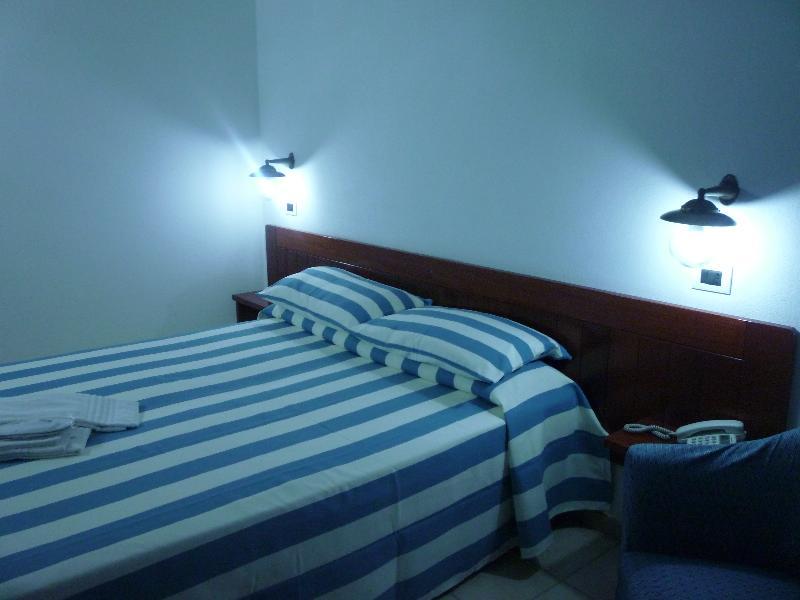 Hotel L'Ancora Санта Тереза Галура Екстериор снимка