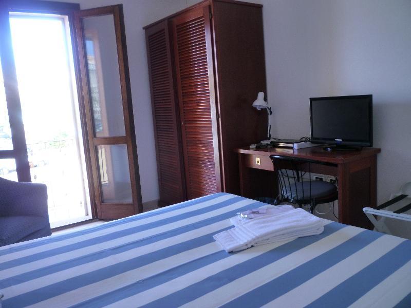 Hotel L'Ancora Санта Тереза Галура Екстериор снимка