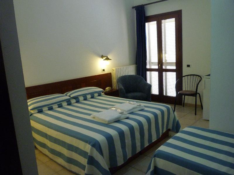 Hotel L'Ancora Санта Тереза Галура Екстериор снимка