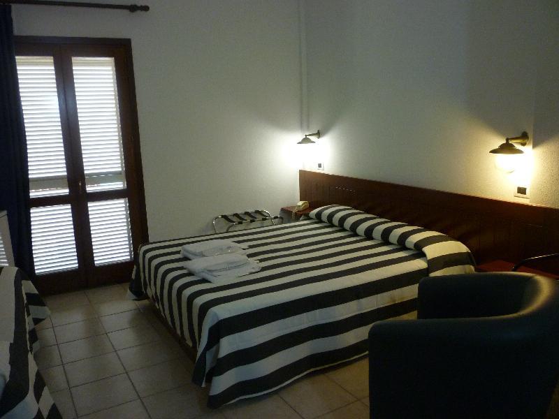 Hotel L'Ancora Санта Тереза Галура Екстериор снимка